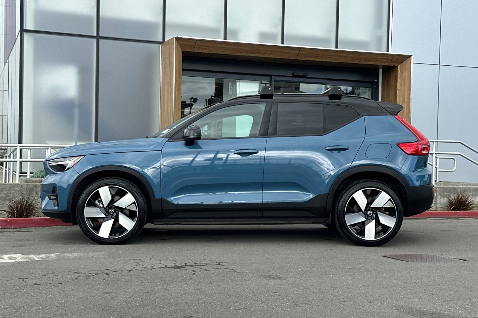 Certified 2023 Volvo XC40 Recharge Ultimate image 6