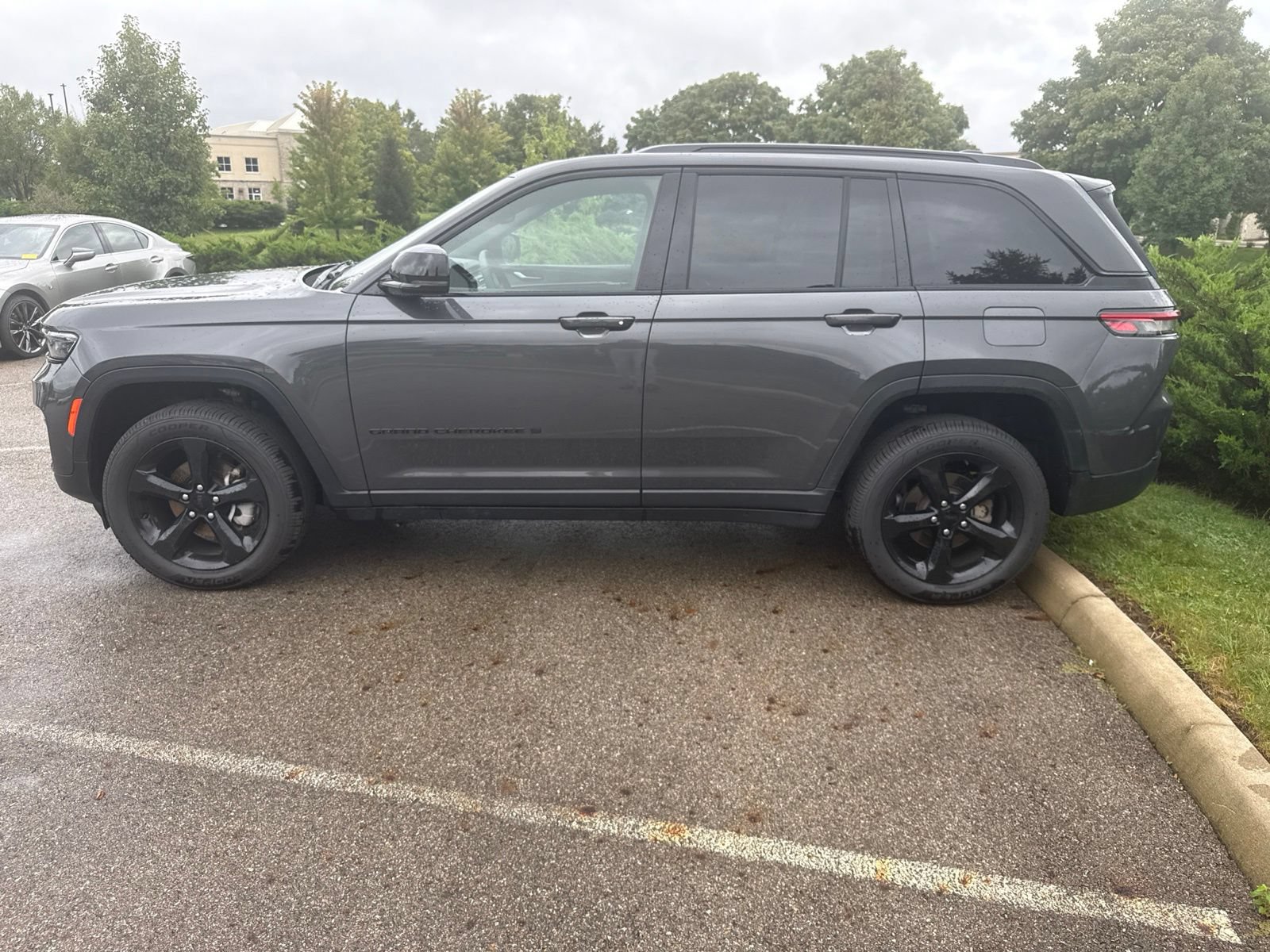 Used 2024 Jeep Grand Cherokee Limited w/ Black Appearance Package AWD/4WD image 7