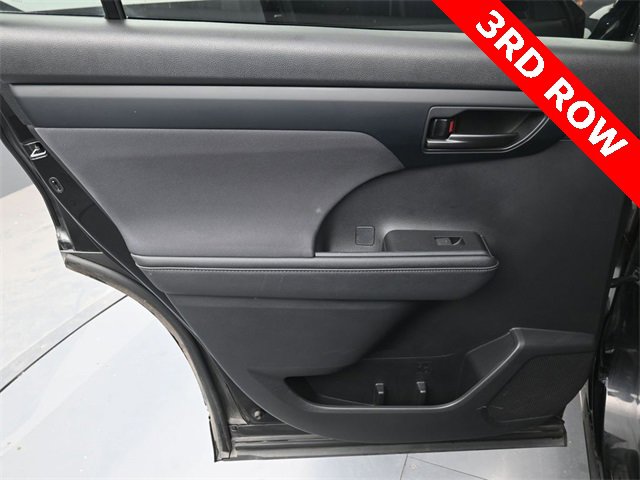 Used 2023 Toyota Highlander L image 29