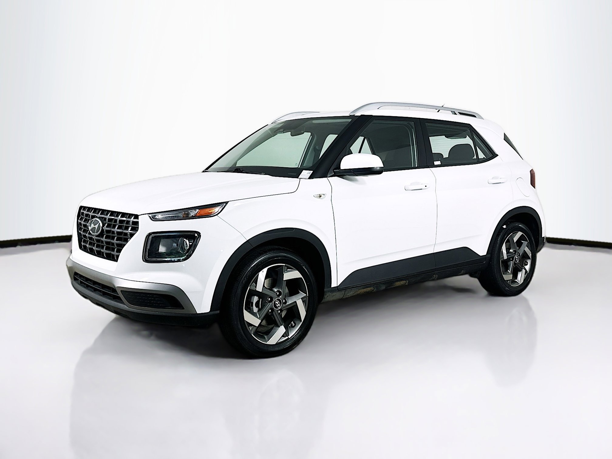 Used 2025 Hyundai Venue SEL FWD image 3