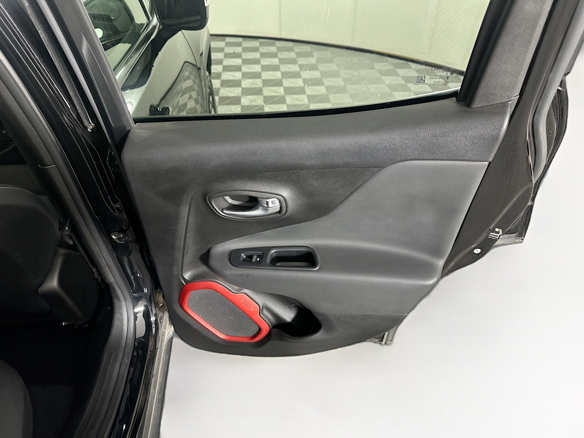 Used 2018 Jeep Renegade Trailhawk AWD/4WD image 28