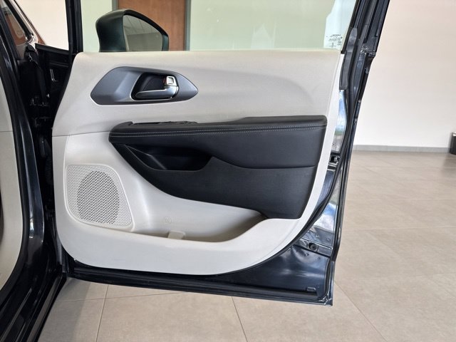 Used 2023 Chrysler Pacifica Touring-L FWD image 46