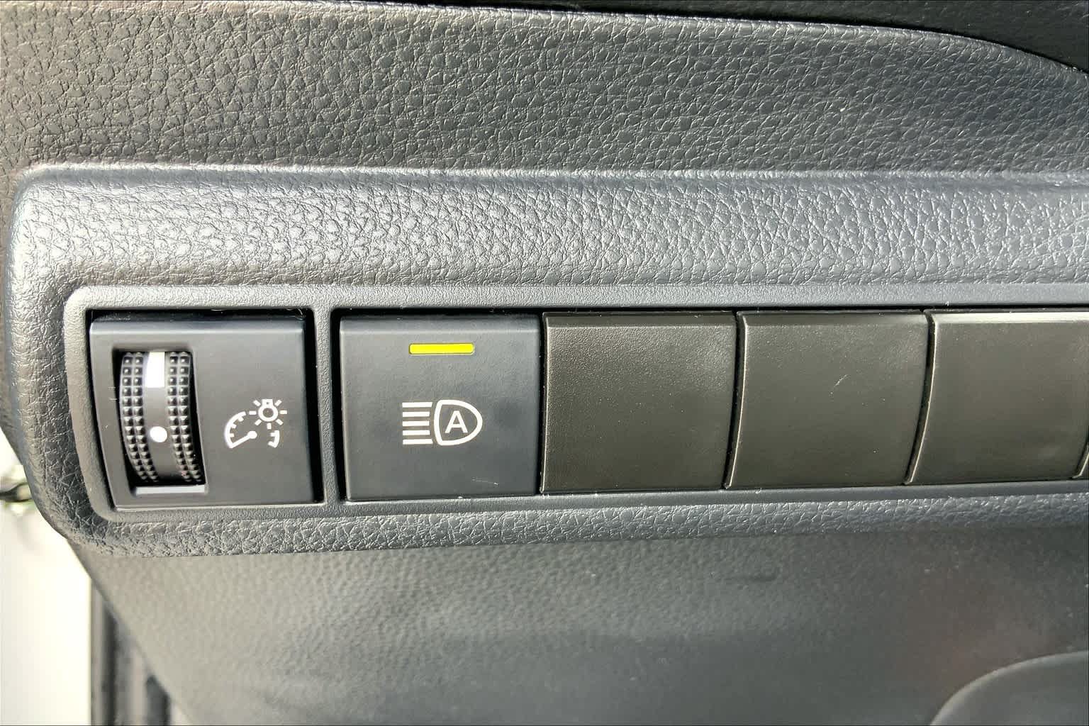 Used 2022 Toyota Corolla LE FWD image 30