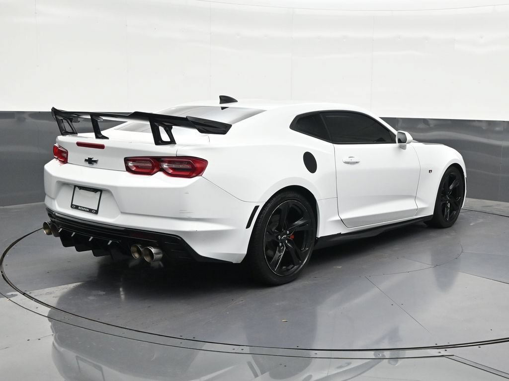 Used 2021 Chevrolet Camaro LT RWD image 5