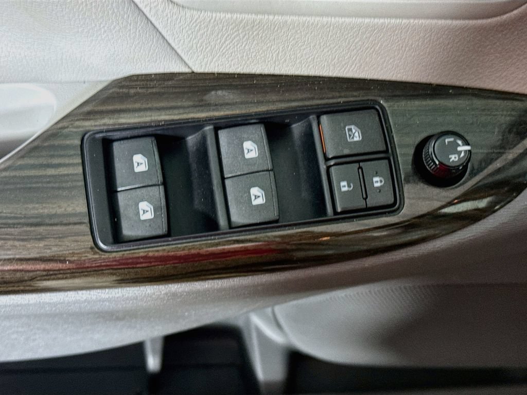 Used 2015 Toyota Sienna XLE Premium FWD image 16