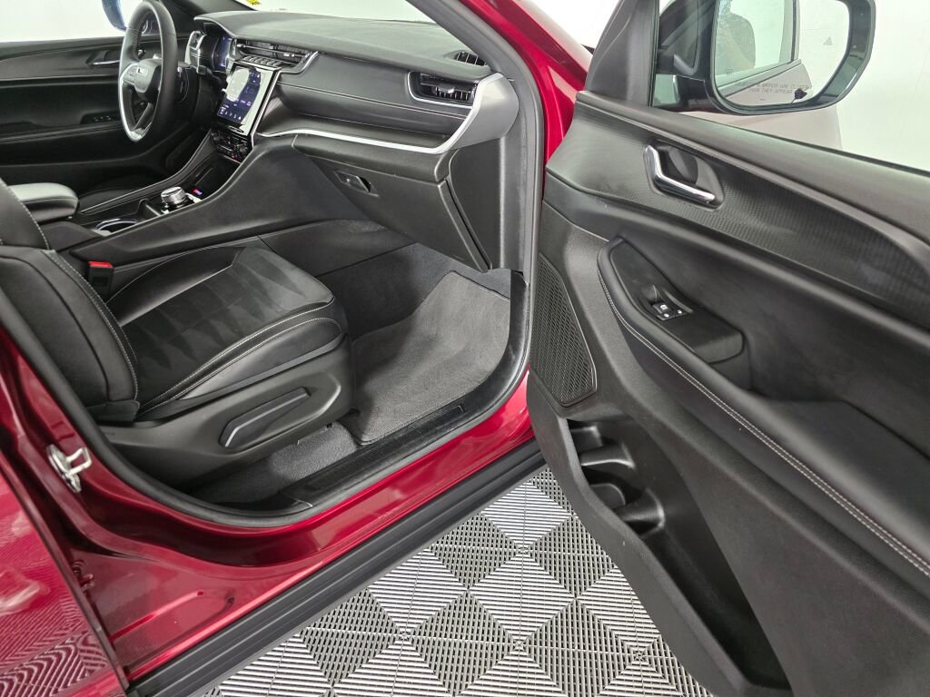 Used 2024 Jeep Grand Cherokee Altitude image 42