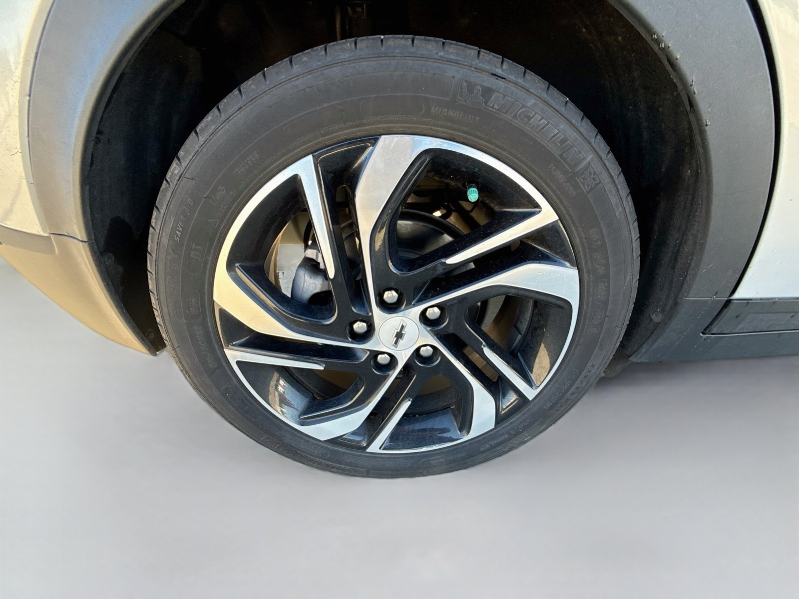 Used 2023 Chevrolet Bolt LT w/ Infotainment Package FWD image 9