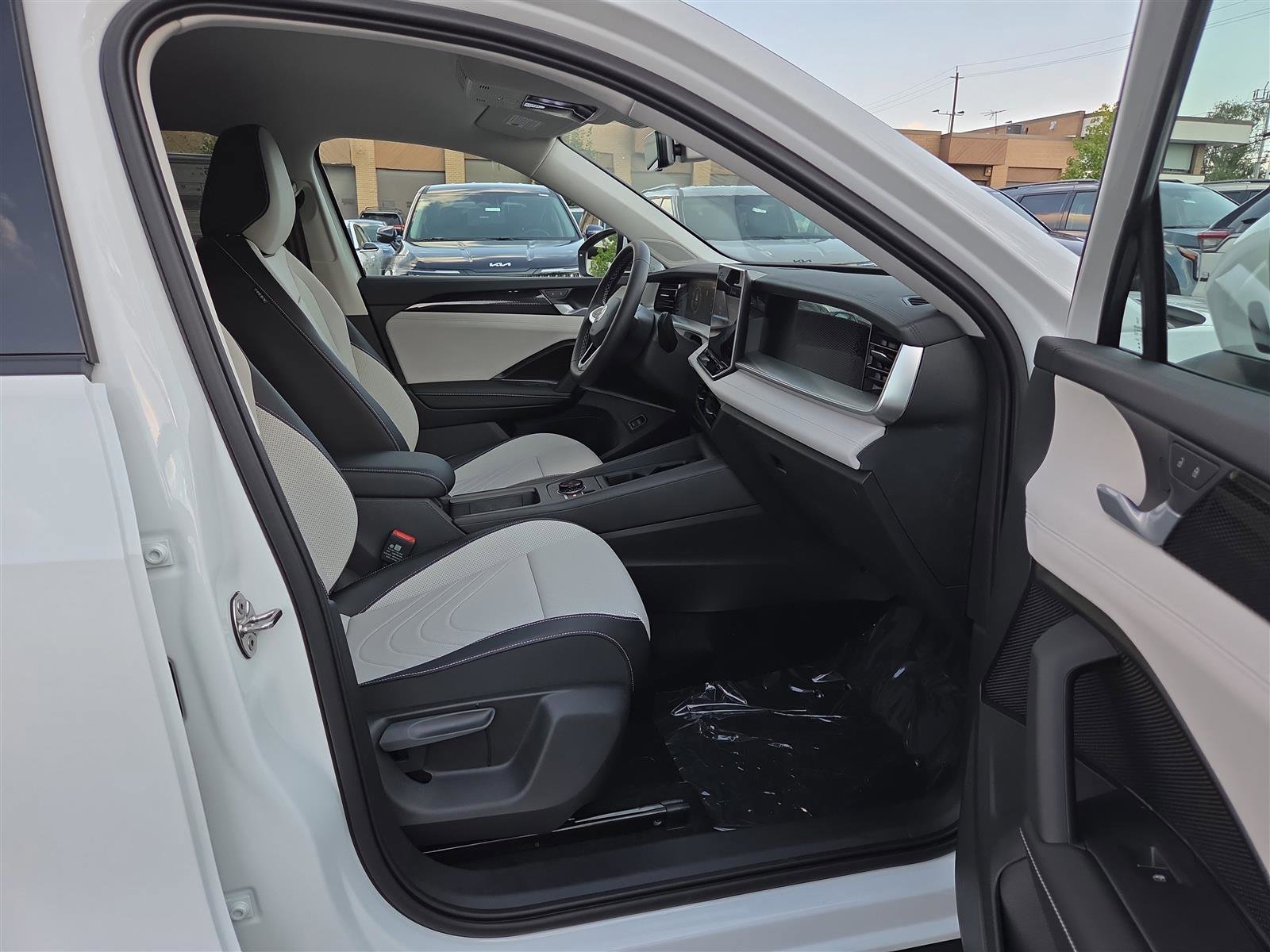 New 2025 Volkswagen Tiguan SE image 36