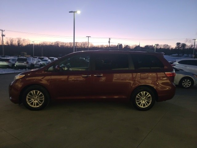 Used 2017 Toyota Sienna XLE image 4
