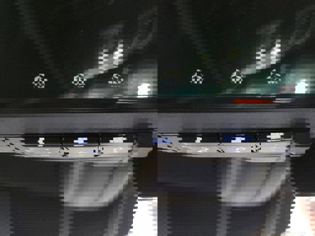 New 2026 Land Rover Defender 110 X-Dynamic SE image 34