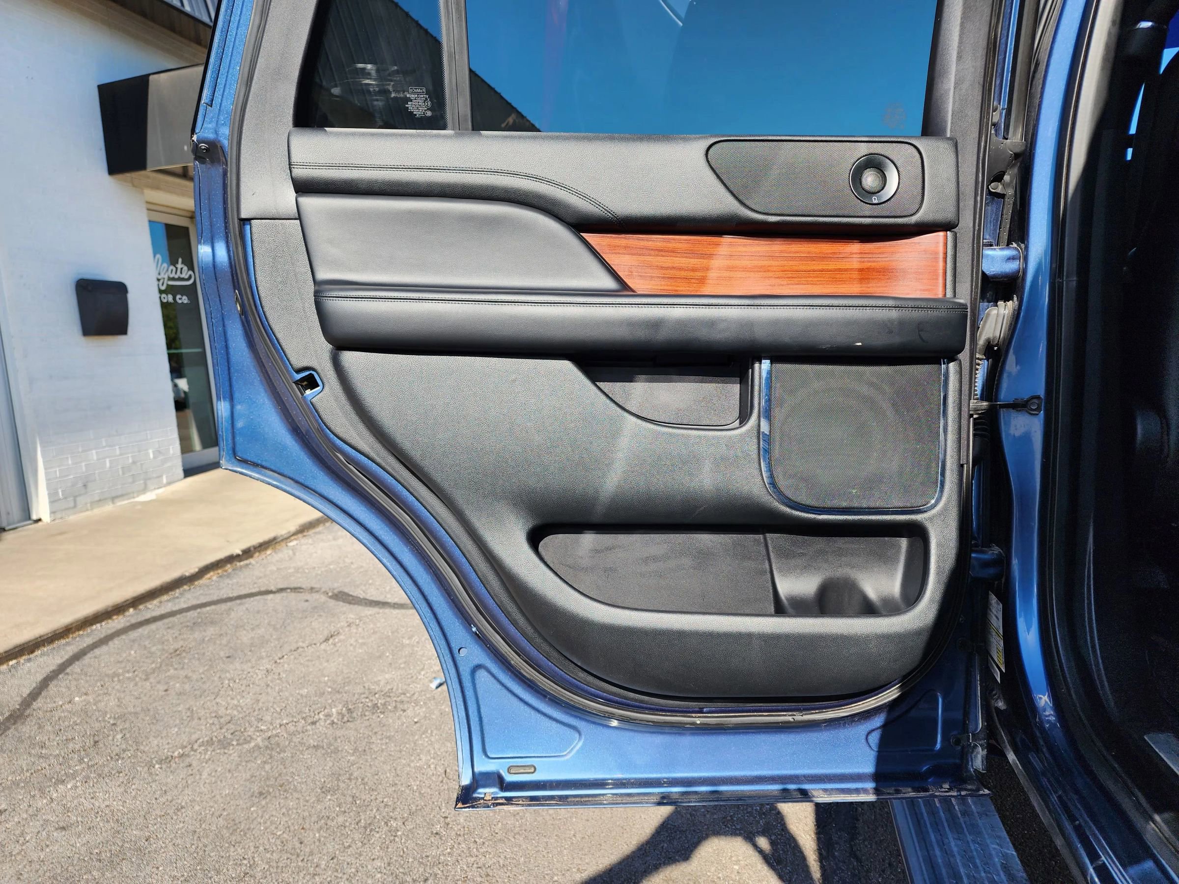 Used 2018 Lincoln Navigator Select w/ Cargo Package AWD/4WD image 16