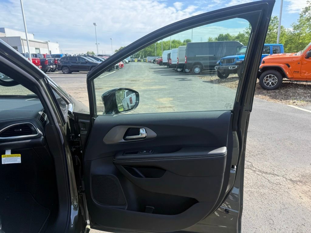 New 2027 Chrysler Pacifica Select FWD image 62
