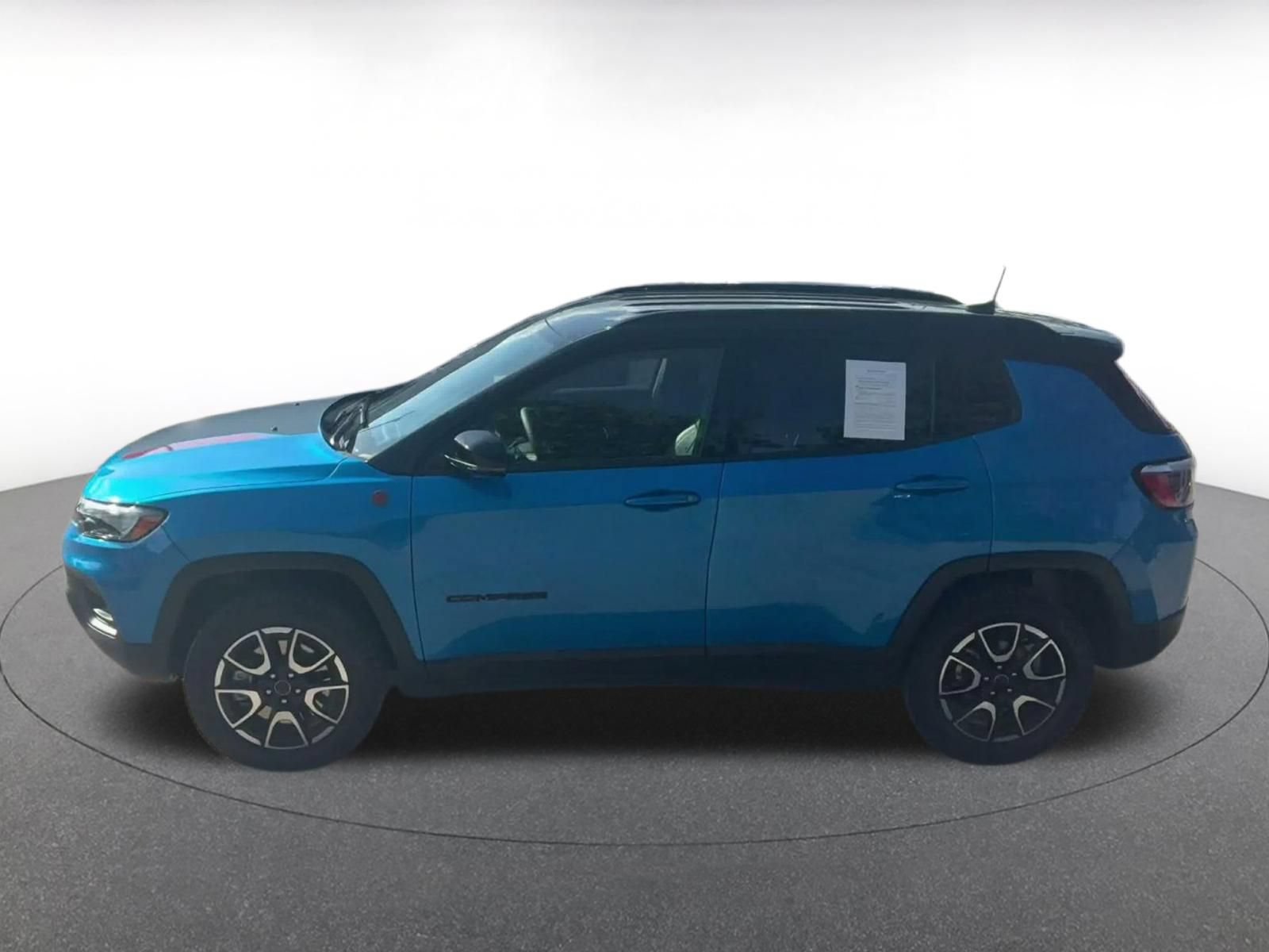 Used 2025 Jeep Compass Trailhawk AWD/4WD image 8