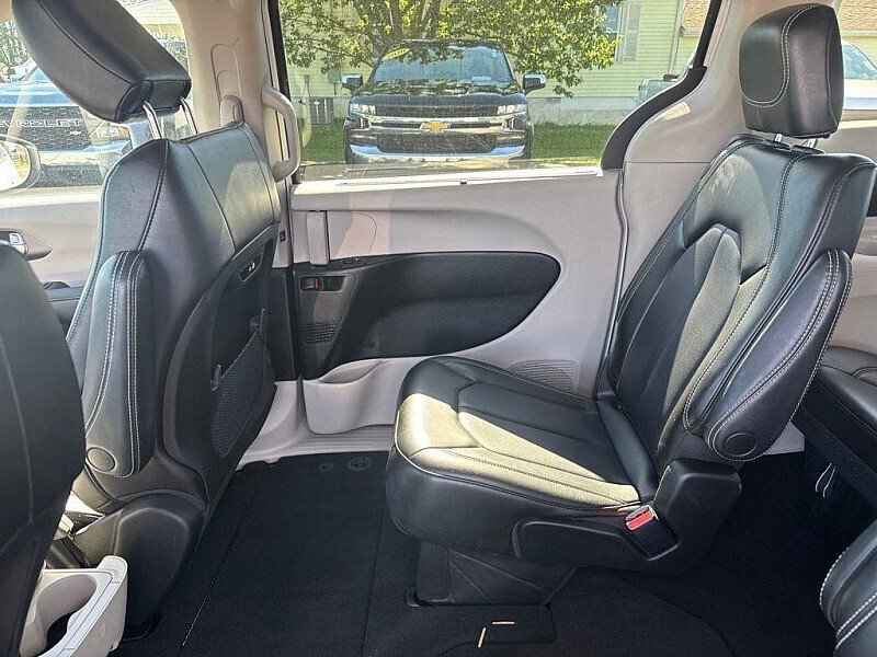 Used 2023 Chrysler Pacifica Touring-L FWD image 38