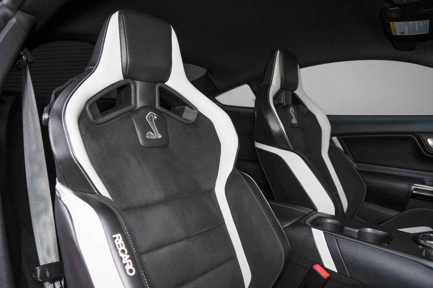 Used 2020 Ford Mustang Shelby GT500 w/ Carbon Fiber Track Pack image 32