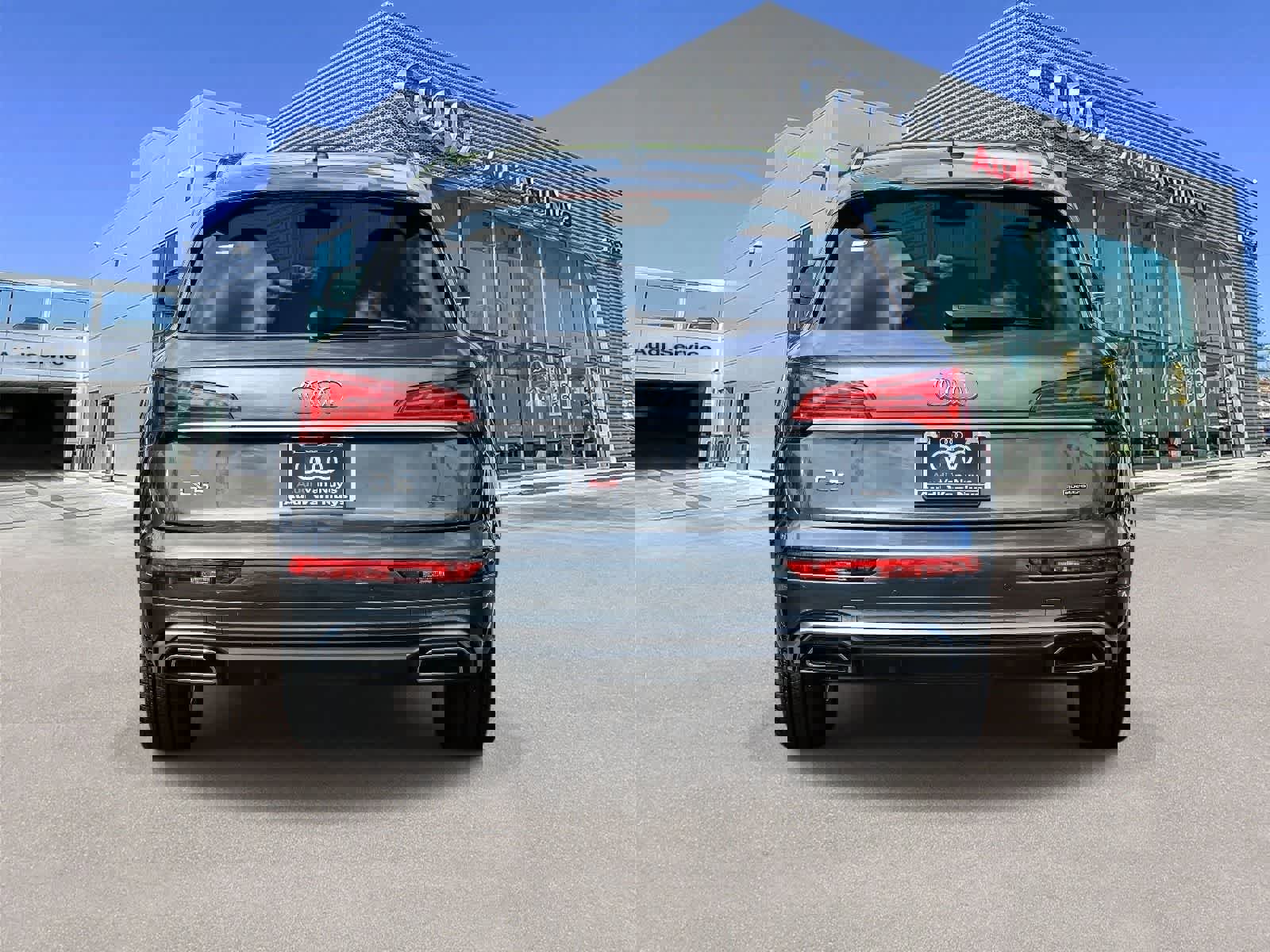 Used 2023 Audi Q5 e Premium w/ Convenience Package image 3