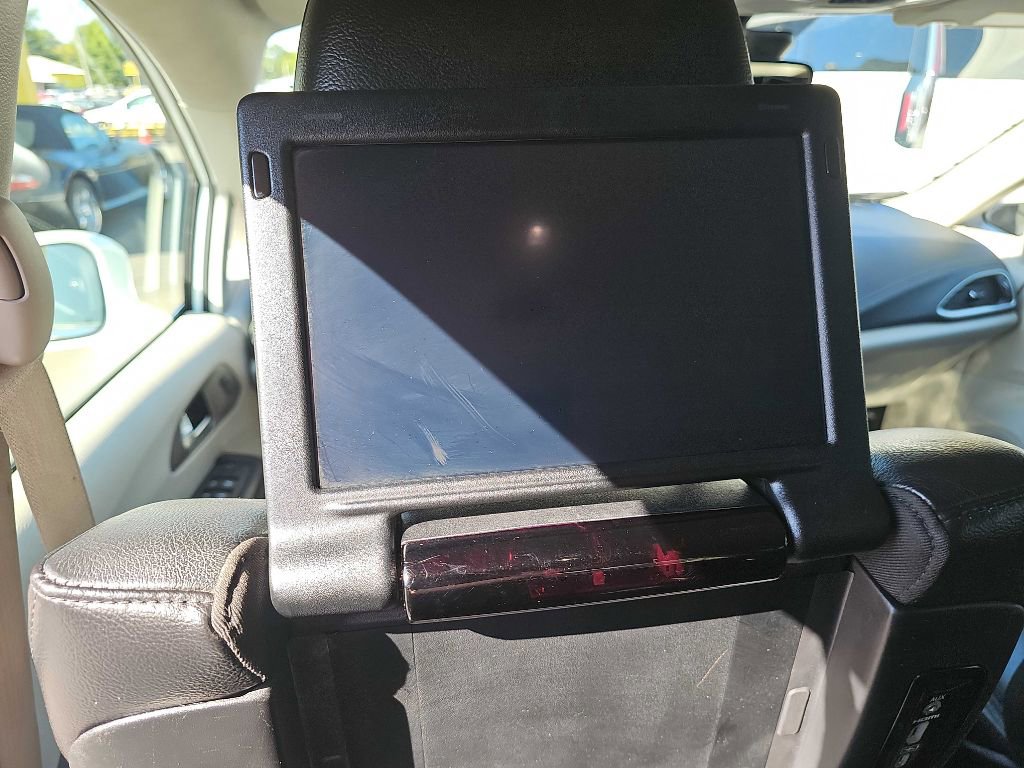 Used 2022 Chrysler Pacifica Touring-L w/ Uconnect Theater Family Group image 46