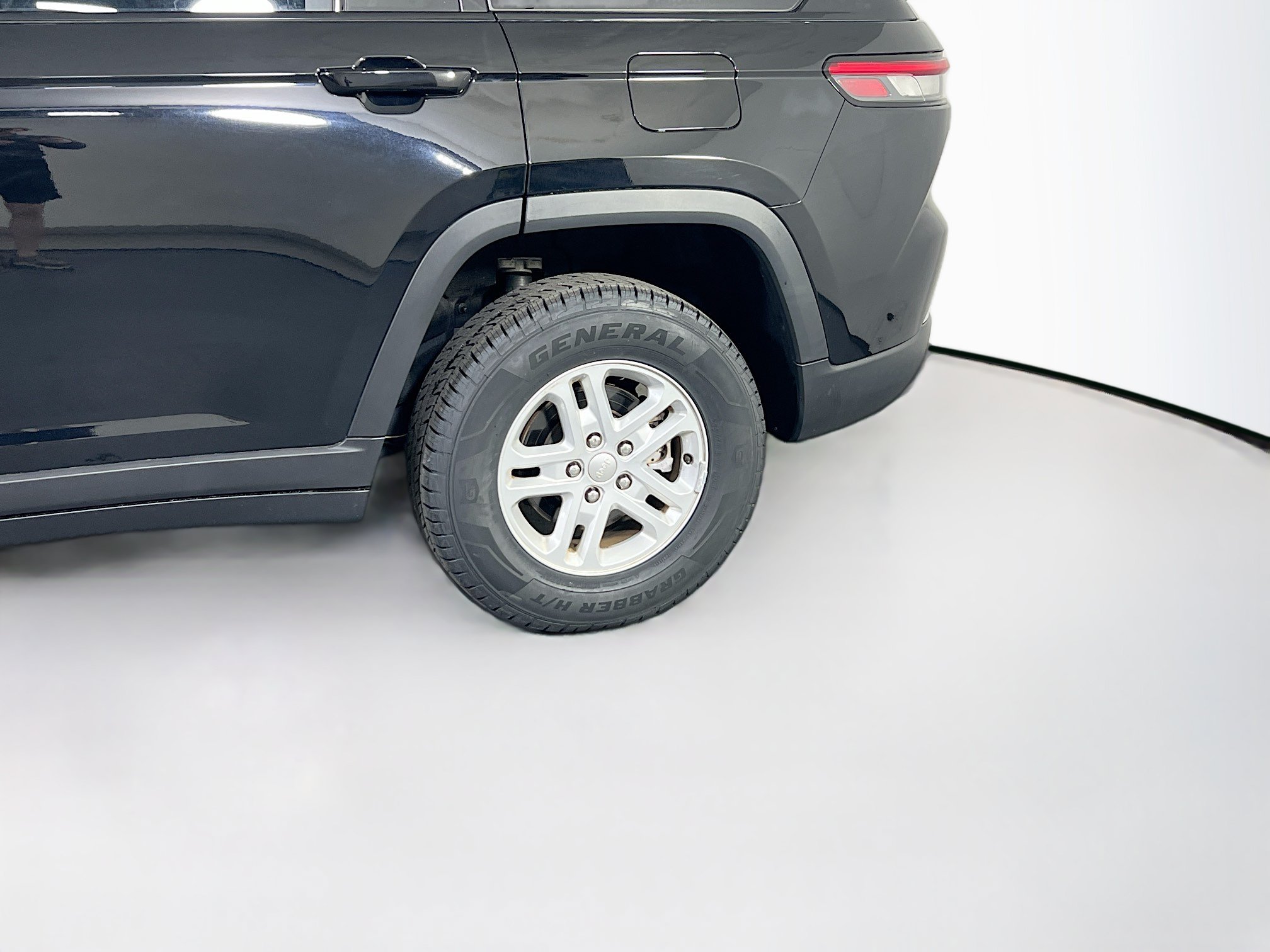 Used 2023 Jeep Grand Cherokee Laredo AWD/4WD image 28