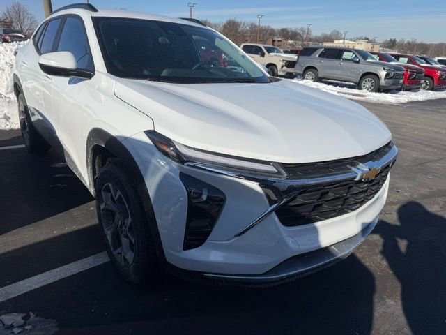 Used 2025 Chevrolet Trax LT w/ Driver Confidence Package image 3