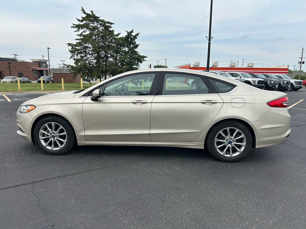 Used 2017 Ford Fusion SE w/ Fusion SE Technology Package image 6