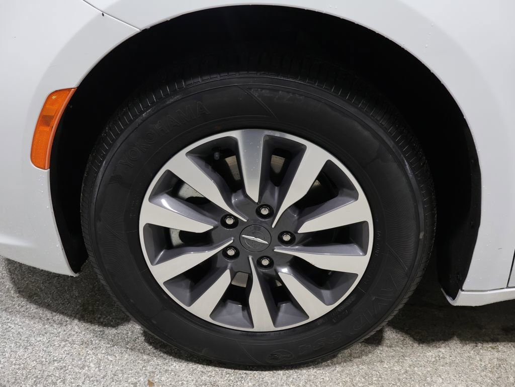 Certified 2024 Chrysler Pacifica Select image 9