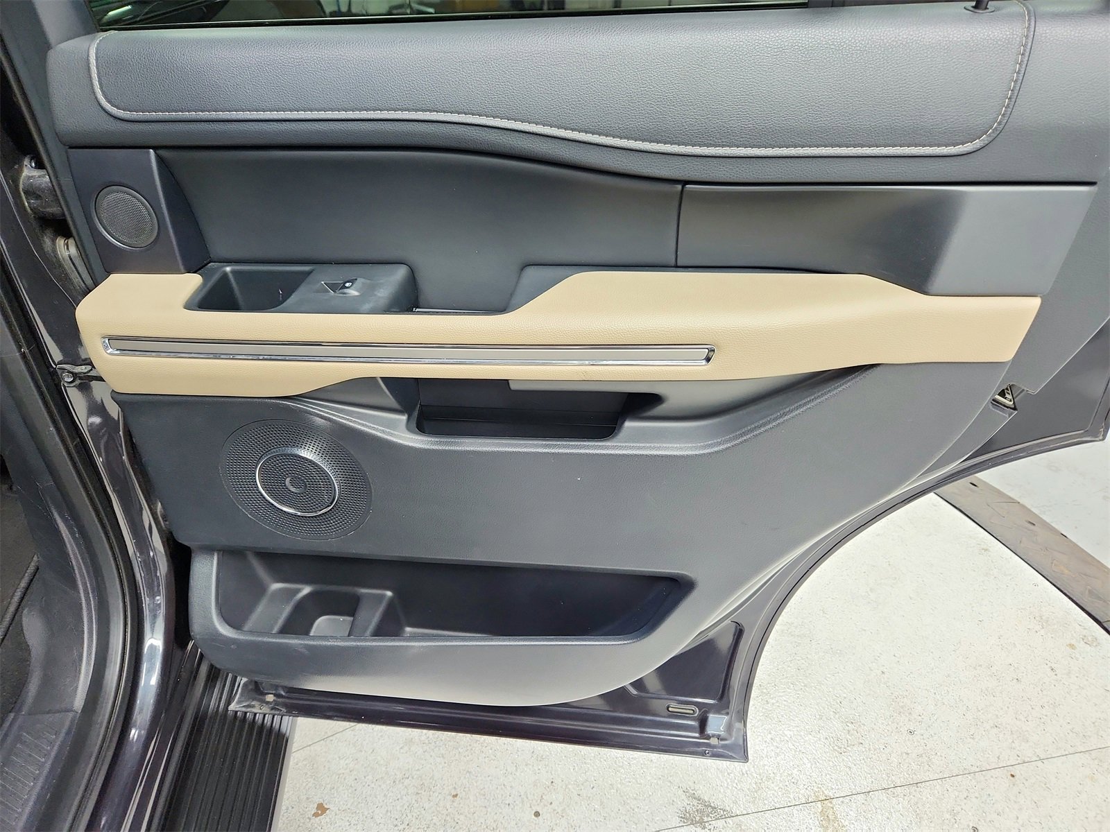 Used 2024 Ford Expedition Limited image 47