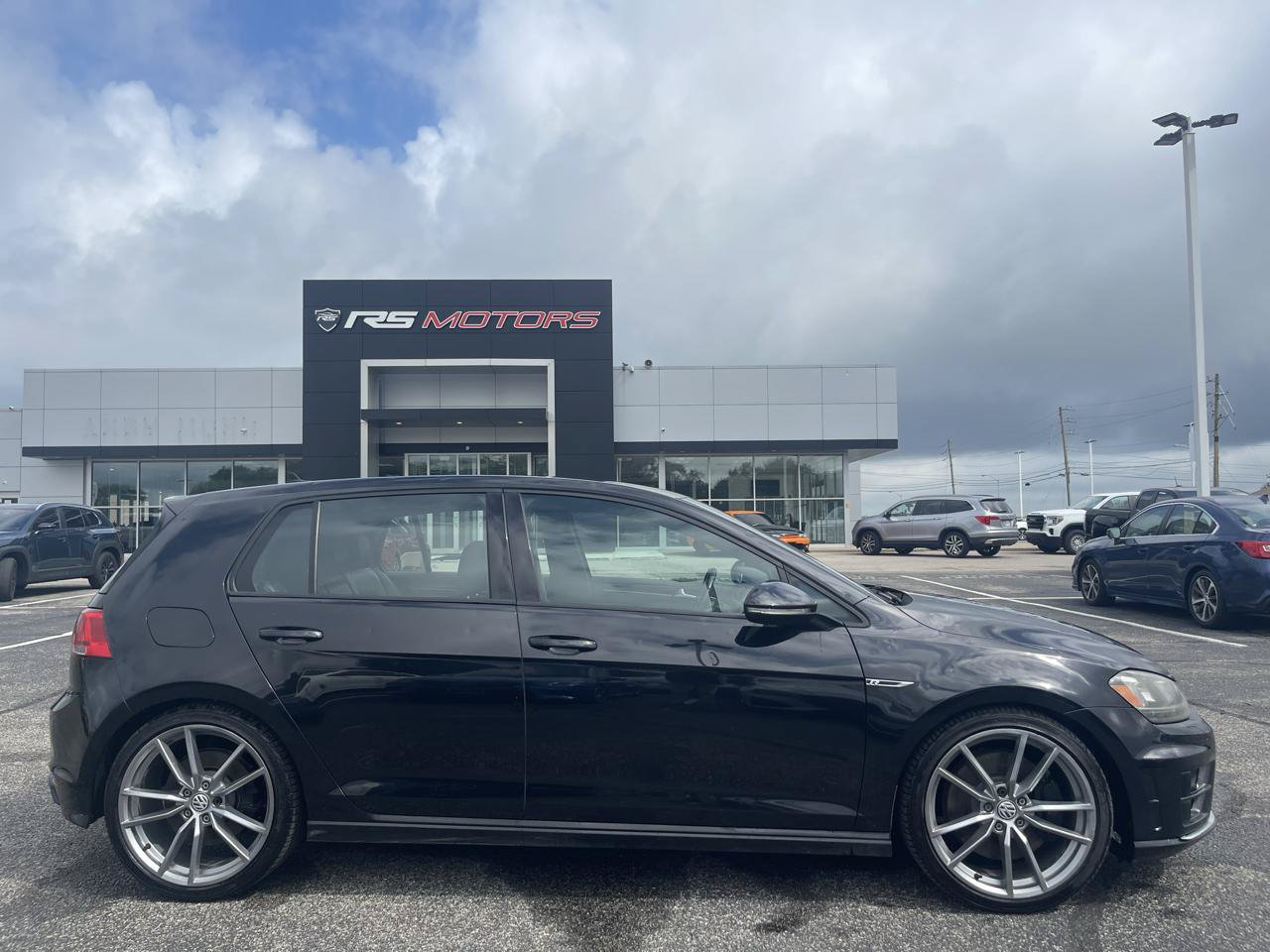Used 2017 Volkswagen Golf R 4-Door AWD/4WD image 15