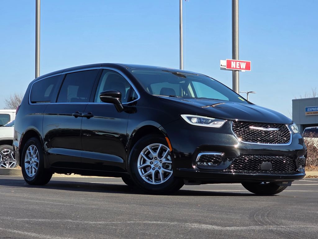 Used 2024 Chrysler Pacifica Touring-L image 37