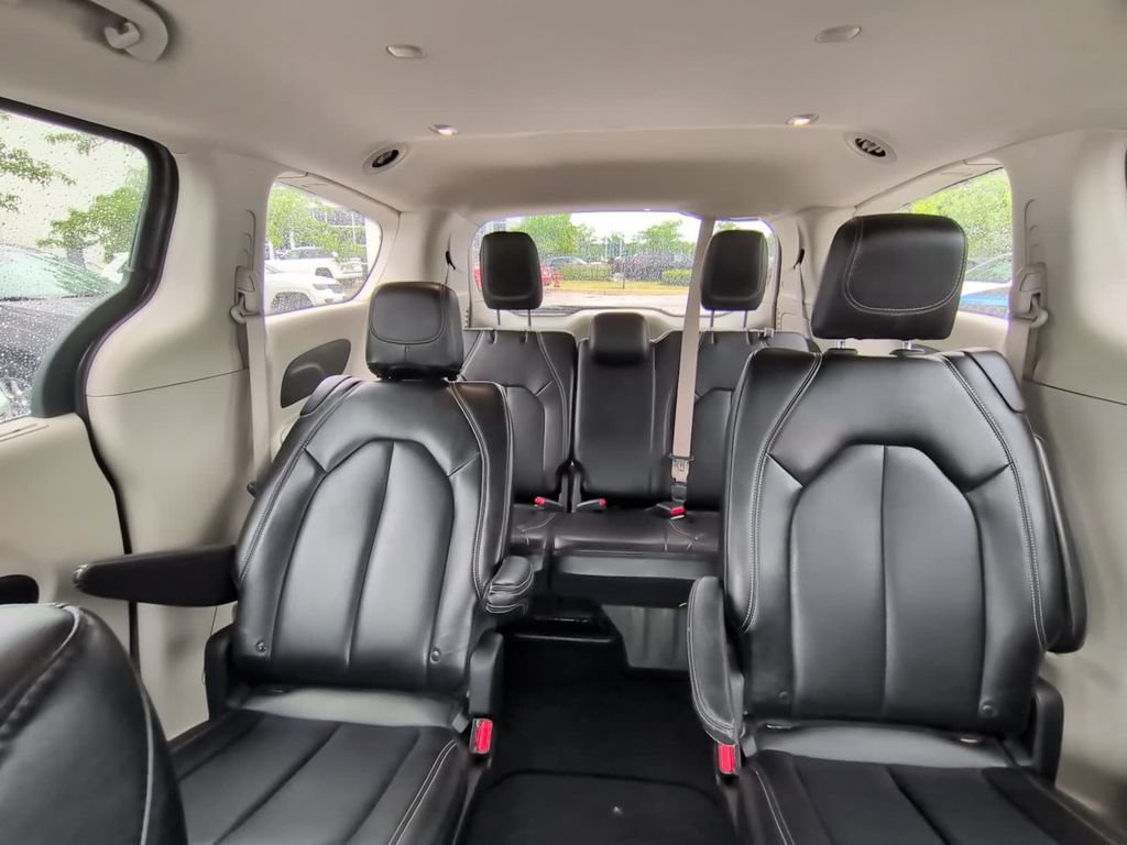 Used 2023 Chrysler Pacifica Touring-L FWD image 12