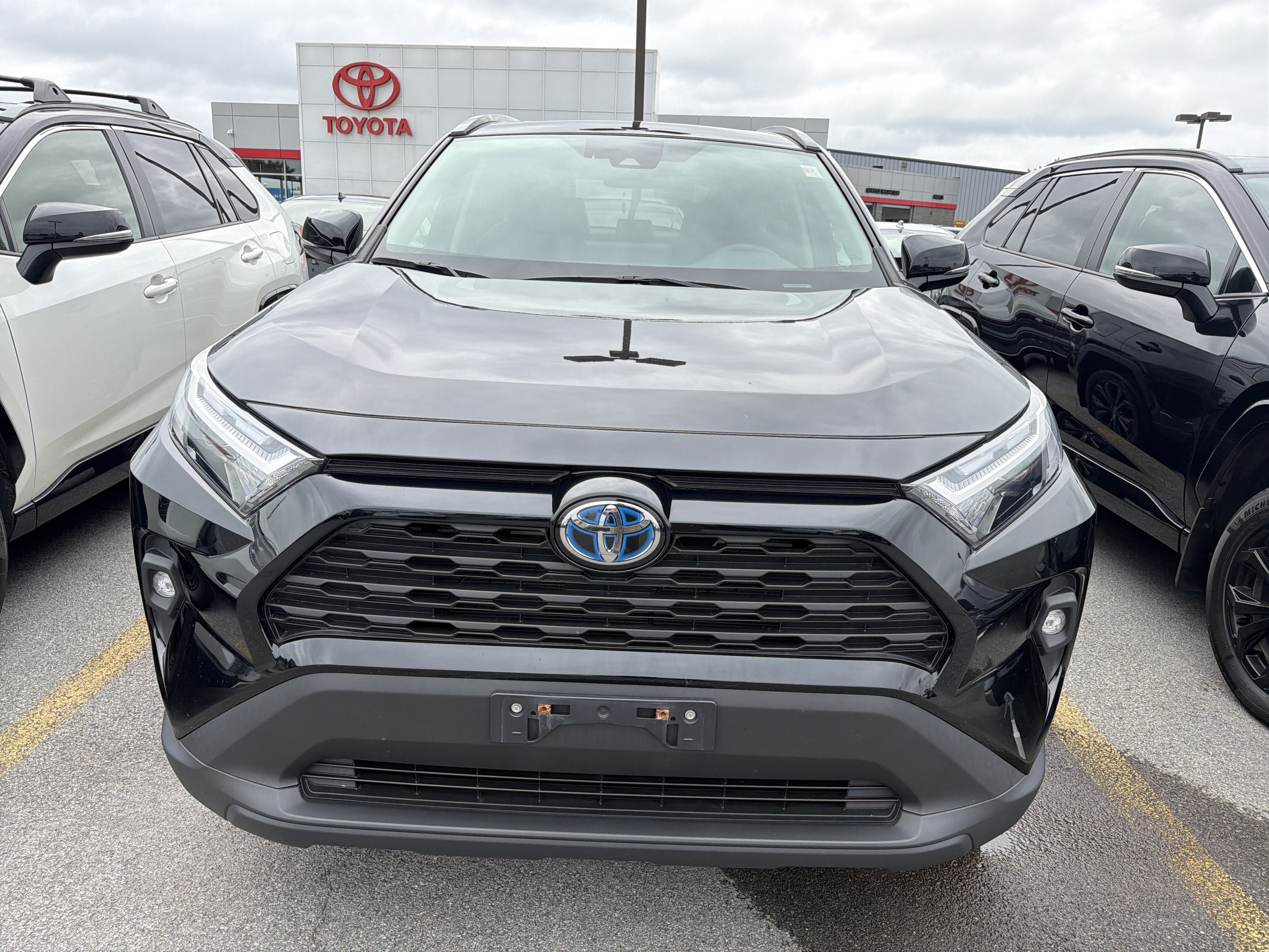 Used 2022 Toyota RAV4 XLE Premium AWD/4WD image 3