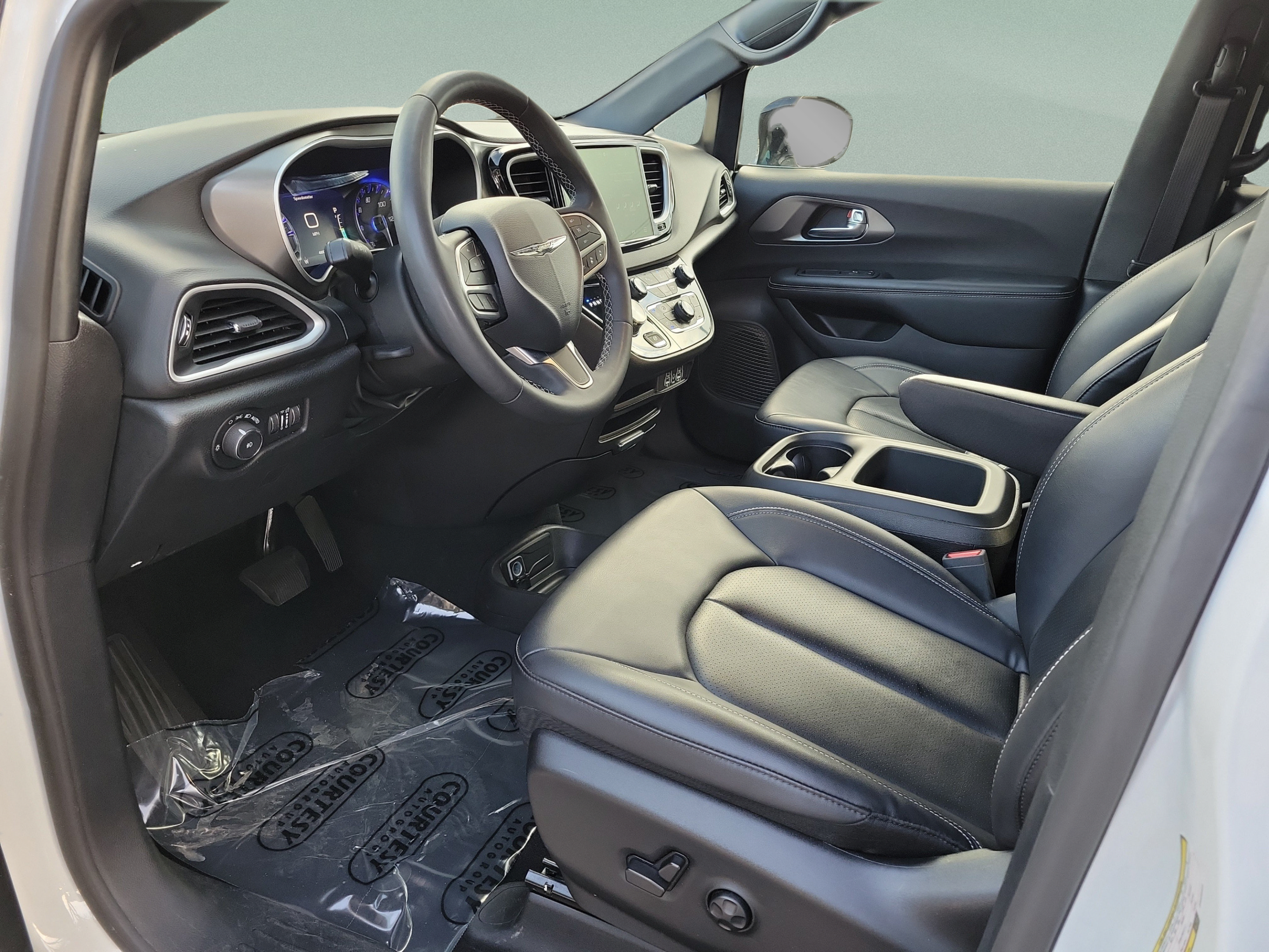 Used 2025 Chrysler Pacifica Select FWD image 18