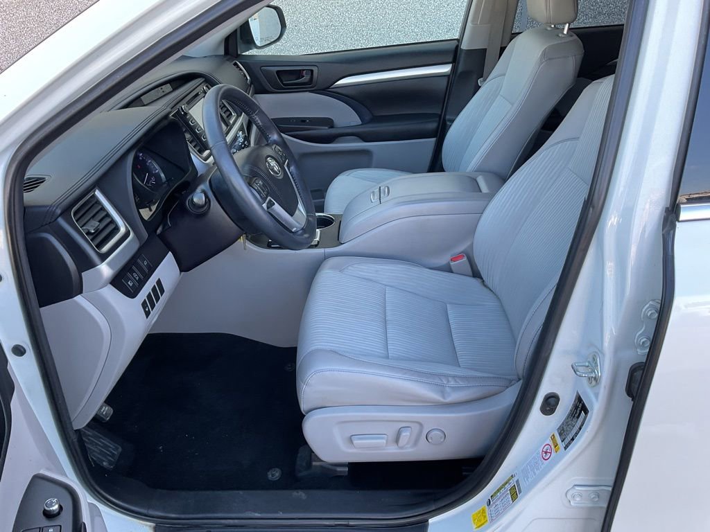 Used 2019 Toyota Highlander Plus AWD/4WD image 10