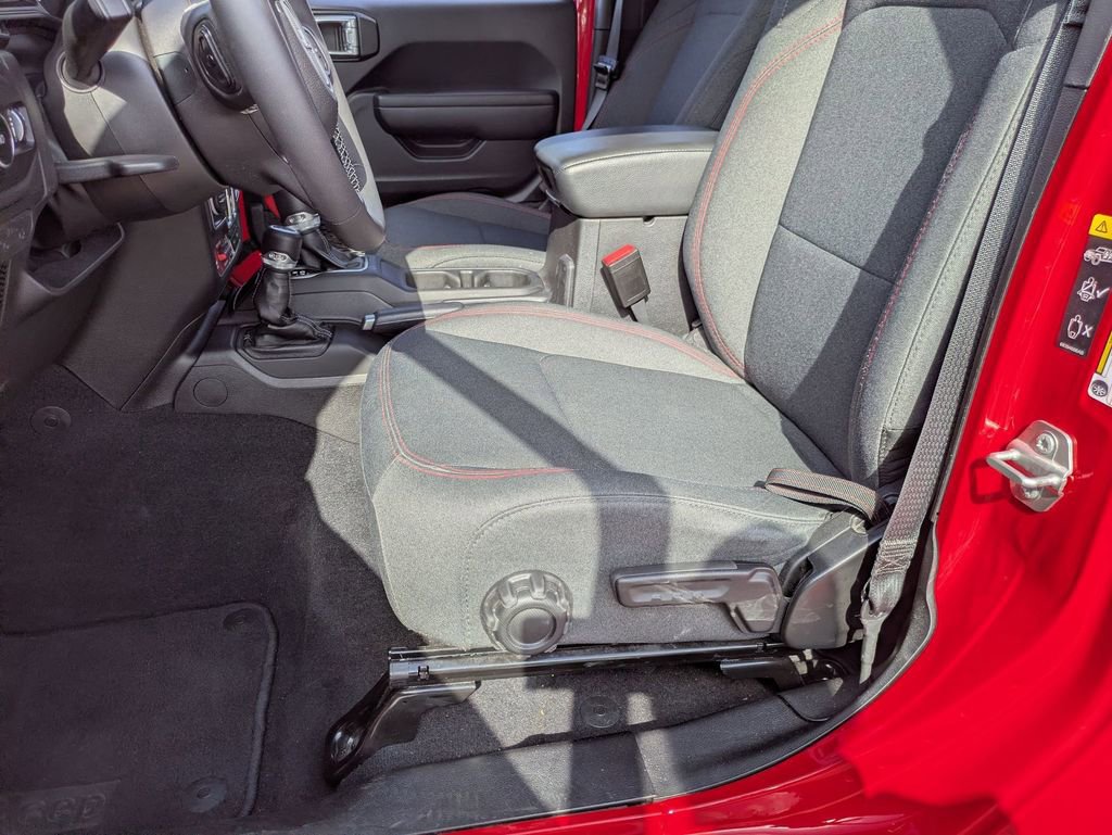 Used 2025 Jeep Wrangler Unlimited Rubicon w/ Convenience Group image 14