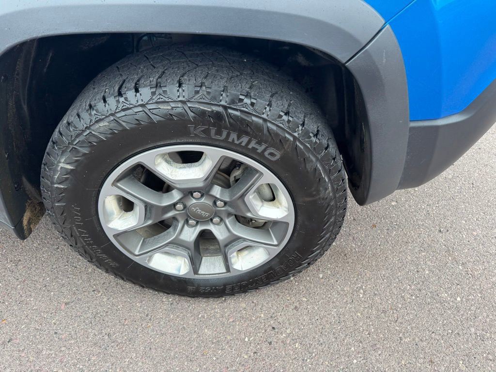 Used 2019 Jeep Cherokee Trailhawk w/ Cold Weather Group AWD/4WD image 27