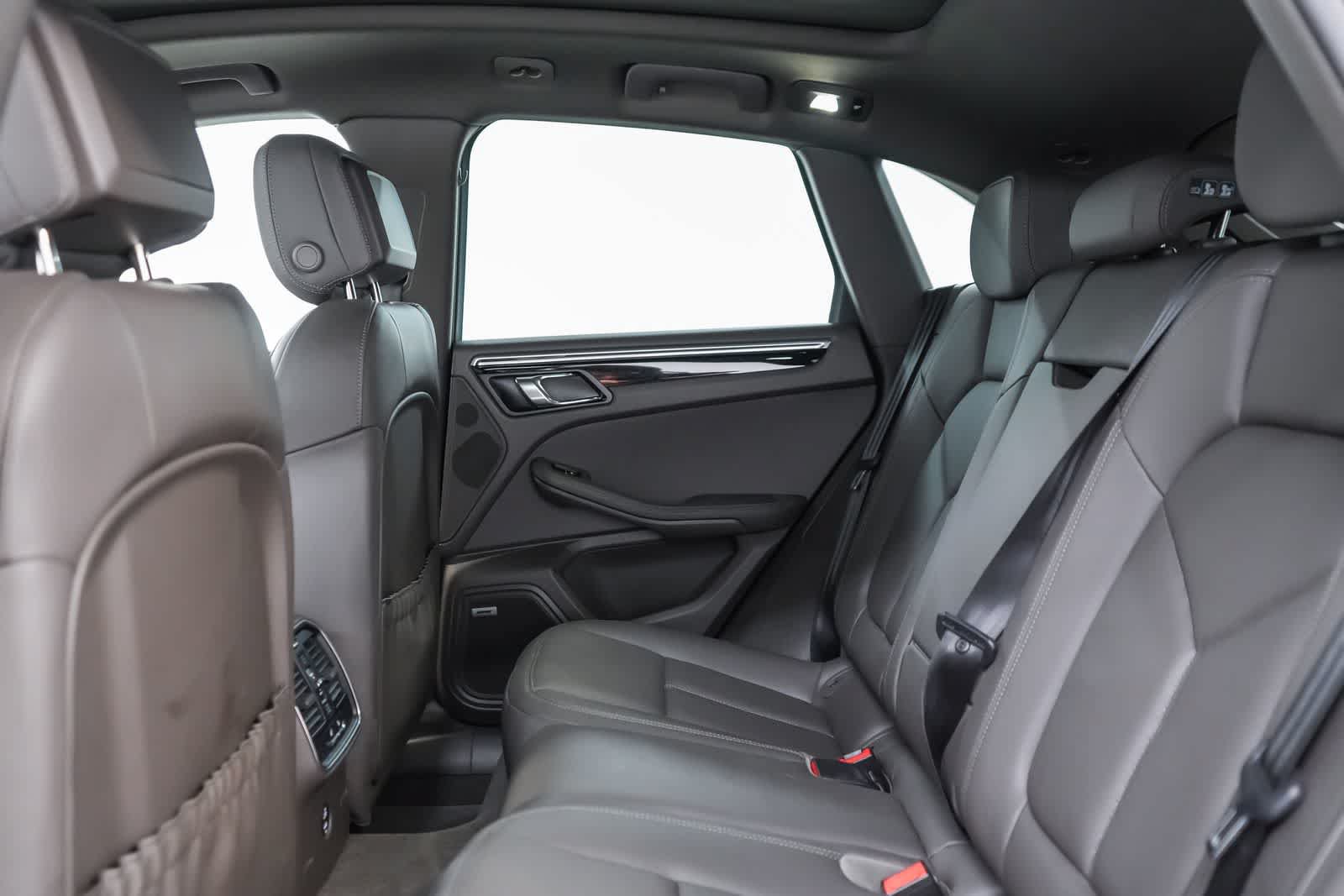 Certified 2024 Porsche Macan AWD/4WD image 23