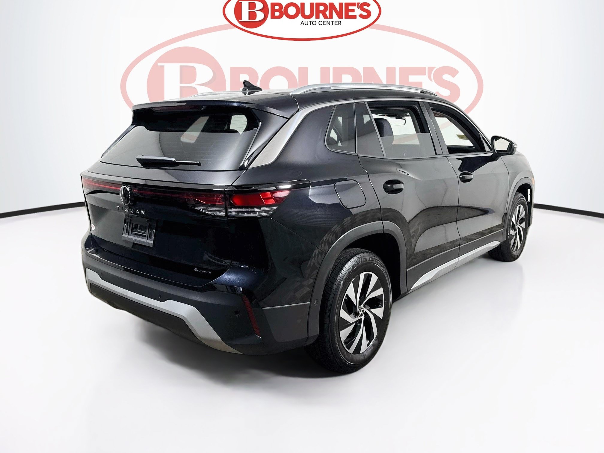 Used 2025 Volkswagen Tiguan S AWD/4WD image 9