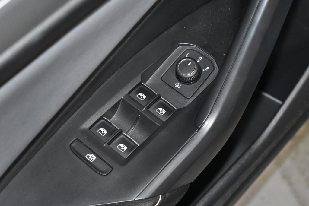 Used 2025 Volkswagen Jetta SE FWD image 5