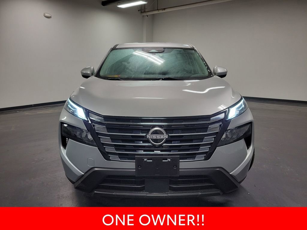 Used 2024 Nissan Rogue SV image 3
