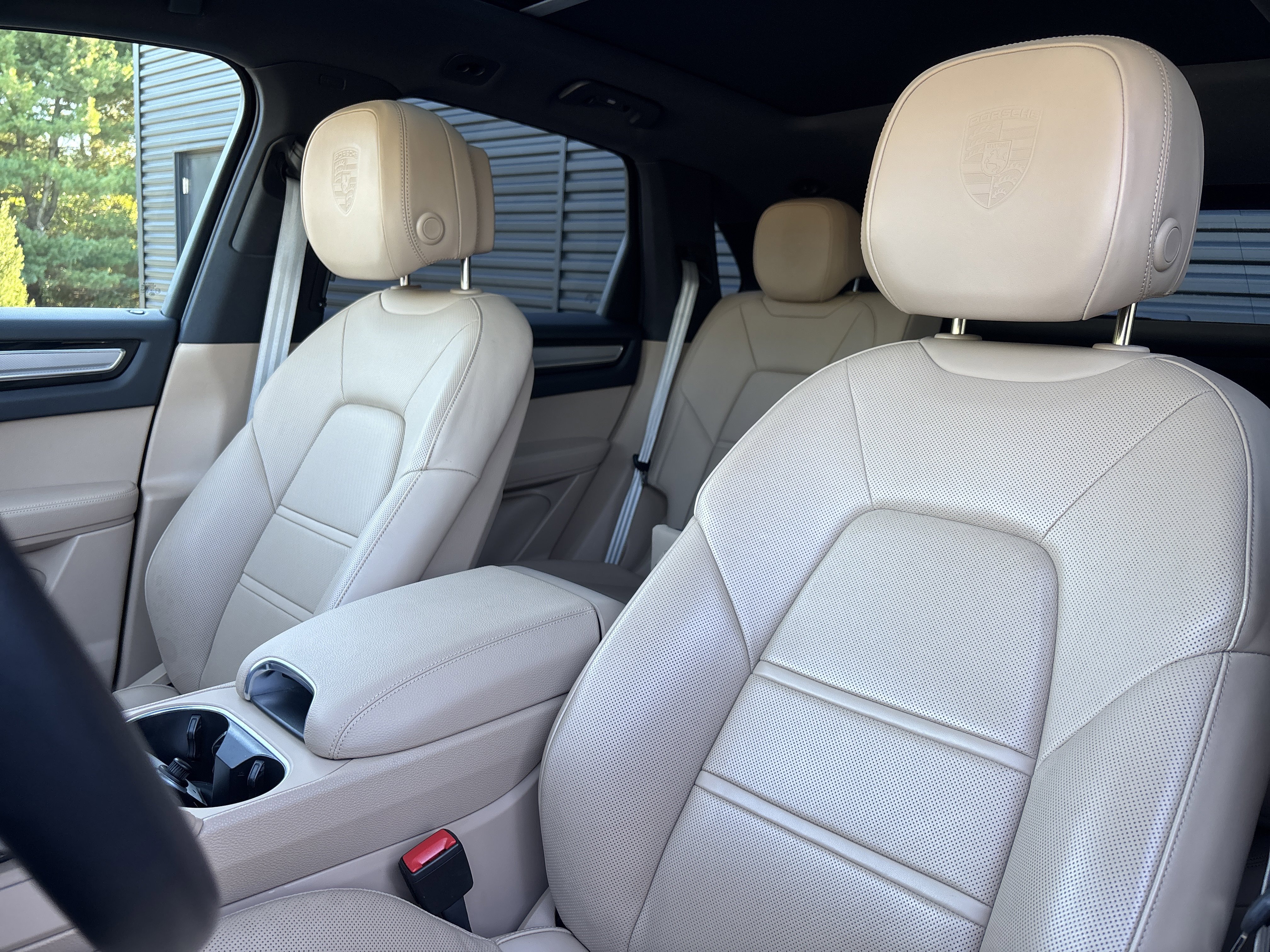 Certified 2022 Porsche Cayenne Platinum Edition image 24