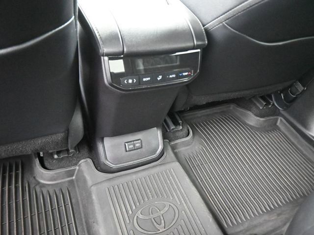 Used 2024 Toyota Highlander XLE image 22
