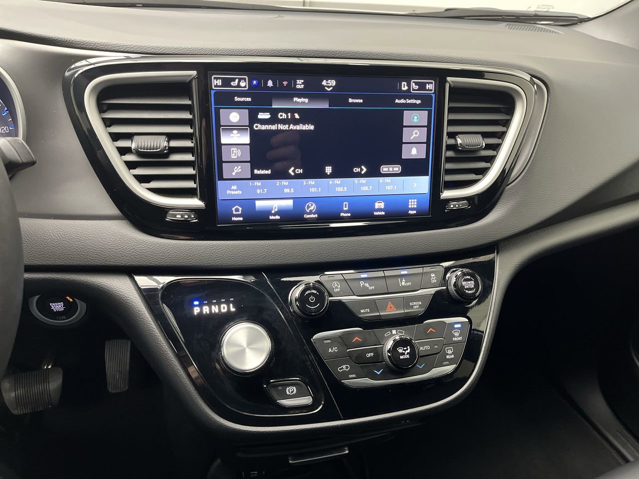 Used 2025 Chrysler Pacifica Select FWD image 16