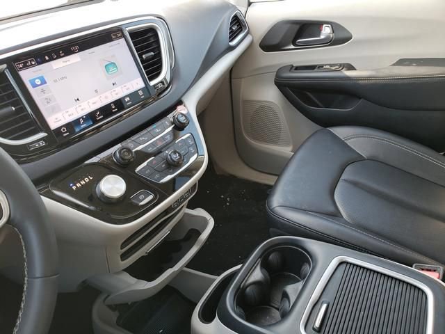 Used 2024 Chrysler Pacifica Touring-L image 26