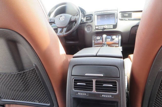 Used 2016 Volkswagen Touareg Sport AWD/4WD image 35