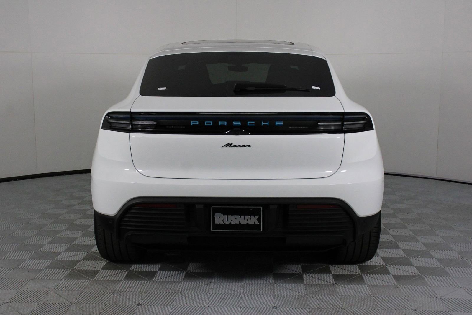 Certified 2025 Porsche Macan Electric image 6