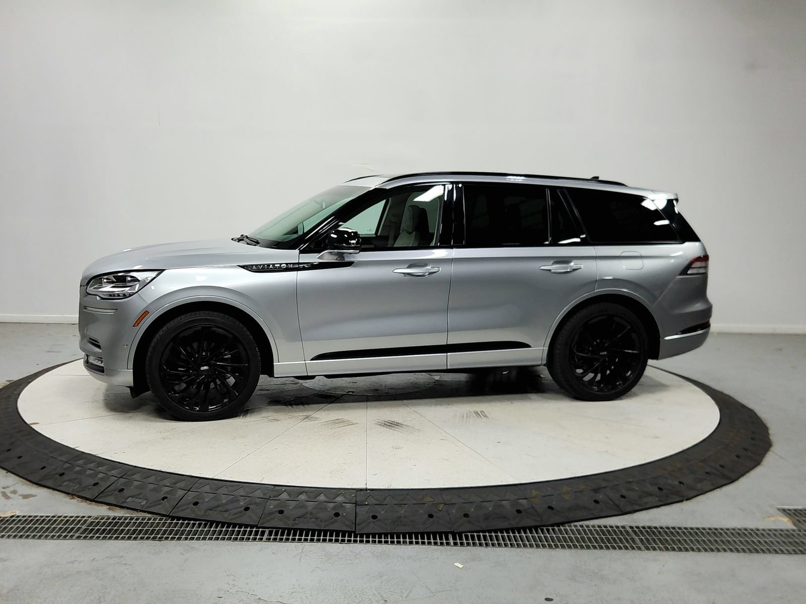 Used 2024 Lincoln Aviator Black Label w/ Jet Package AWD/4WD image 5