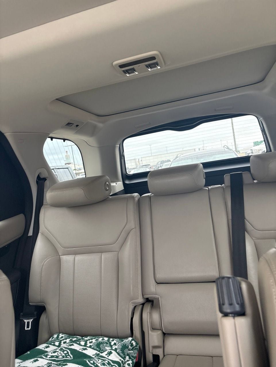 Used 2019 Land Rover Discovery SE AWD/4WD image 17