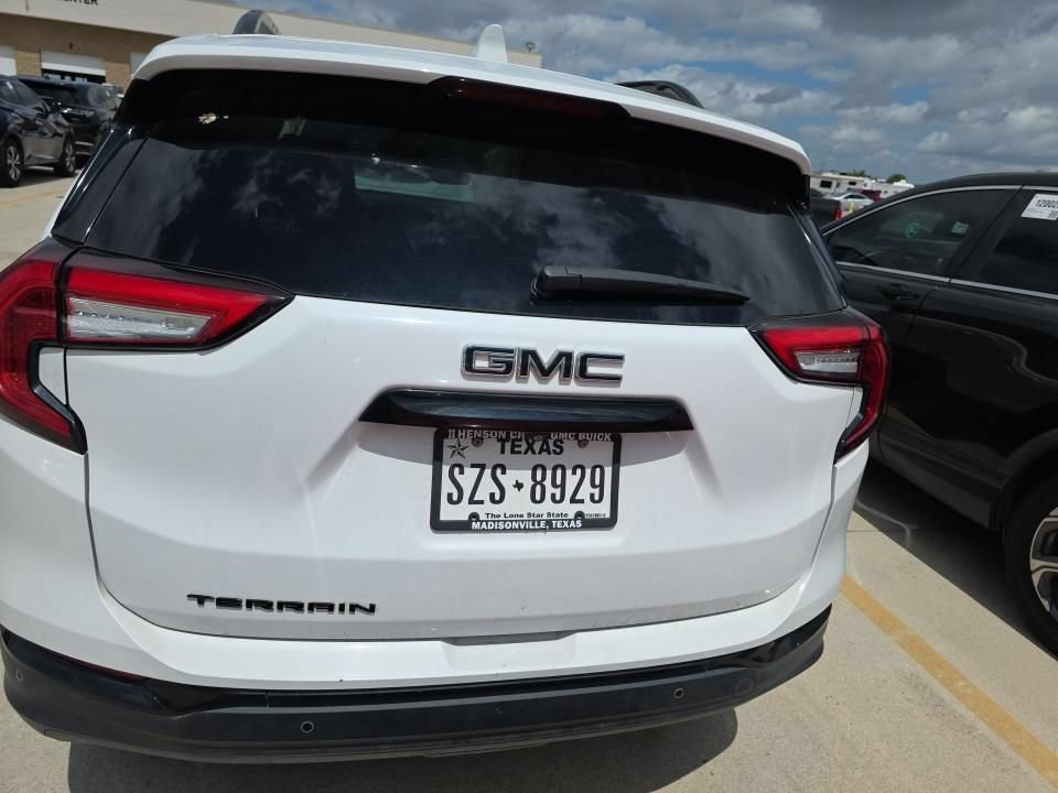 Used 2023 GMC Terrain SLT w/ Tech Package FWD image 3