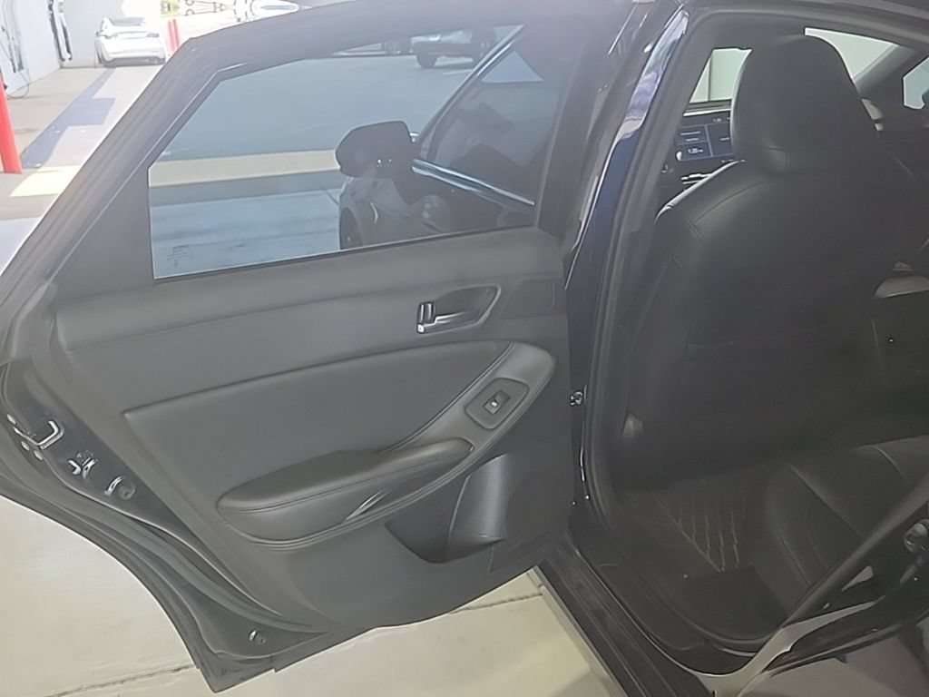 Used 2022 Toyota Avalon XLE w/ Moonroof Package FWD image 9