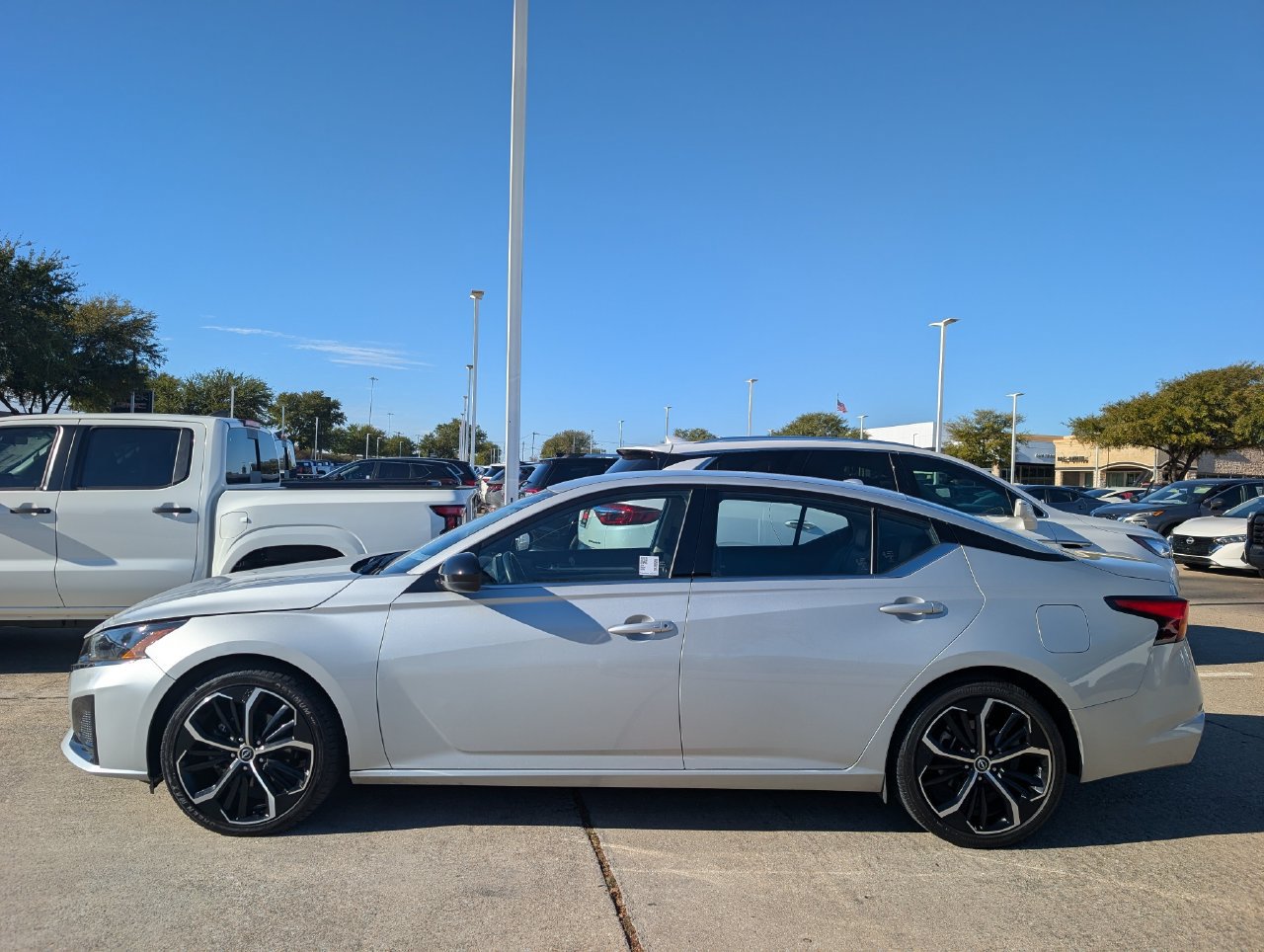 Used 2025 Nissan Altima 2.5 SR FWD image 3