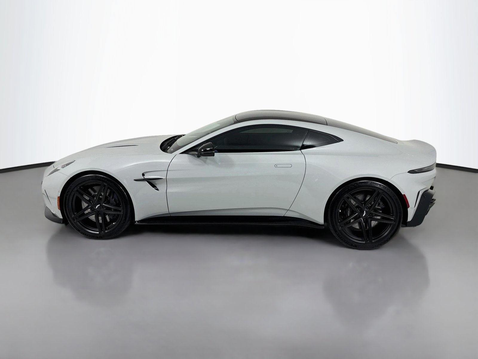 Used 2025 Aston Martin V8 Vantage Coupe RWD image 4